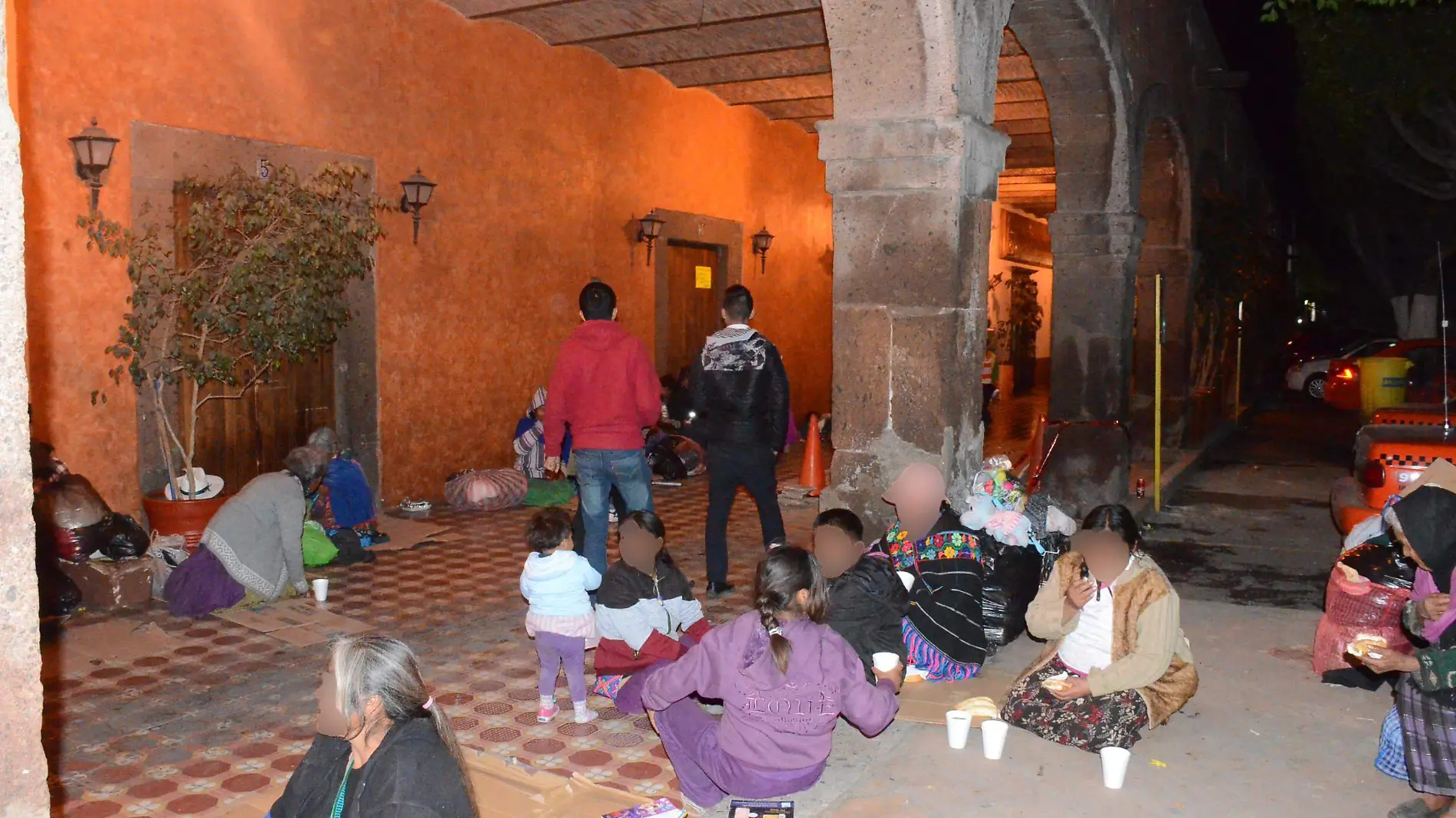 PC insiste con la gente de Amealco, pero no quieren pasar la noche en el albergue.  Foto Luis Luévanos  El Sol de San Juan del Río.